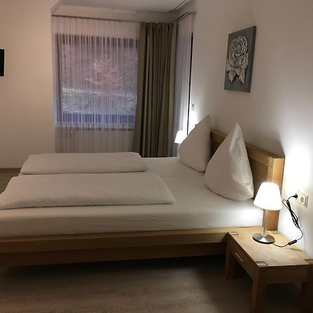 Hotel-Pension Zum Paradies Вилинген Екстериор снимка