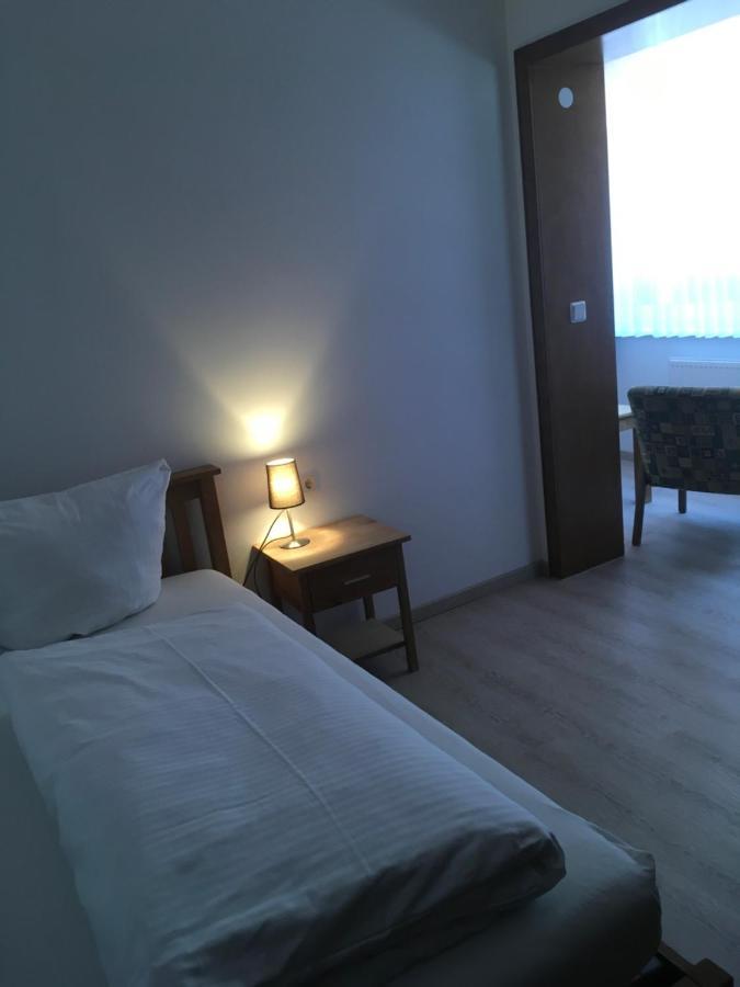 Hotel-Pension Zum Paradies Вилинген Екстериор снимка