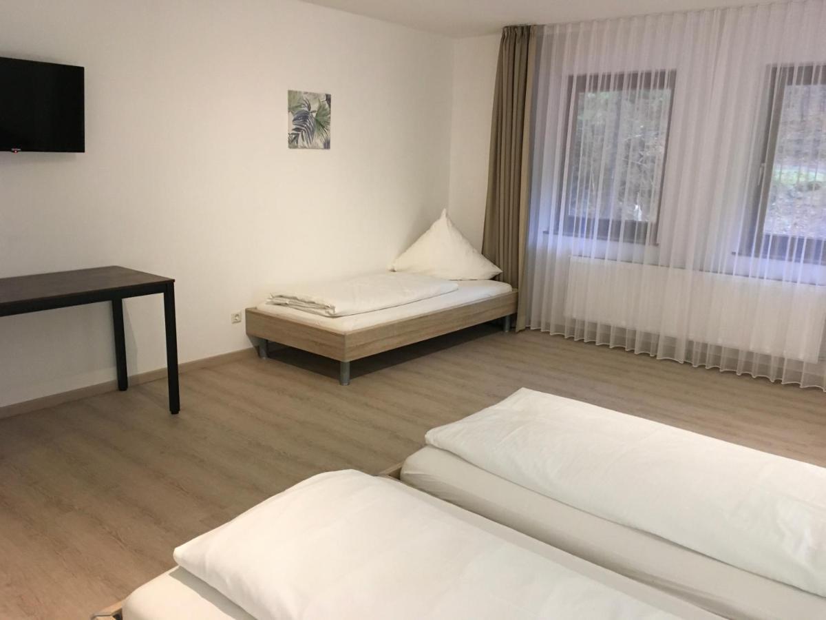 Hotel-Pension Zum Paradies Вилинген Екстериор снимка