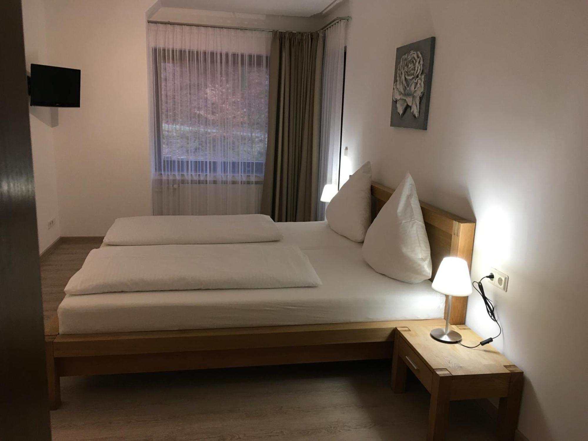 Hotel-Pension Zum Paradies Вилинген Екстериор снимка