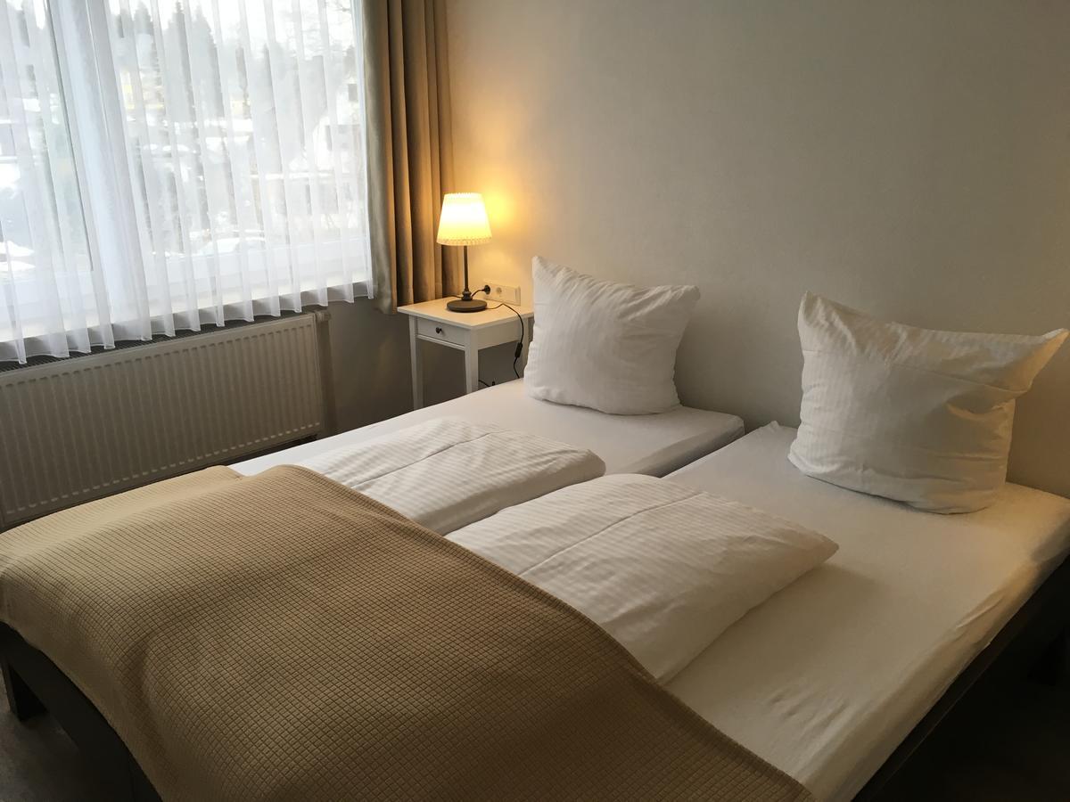 Hotel-Pension Zum Paradies Вилинген Екстериор снимка
