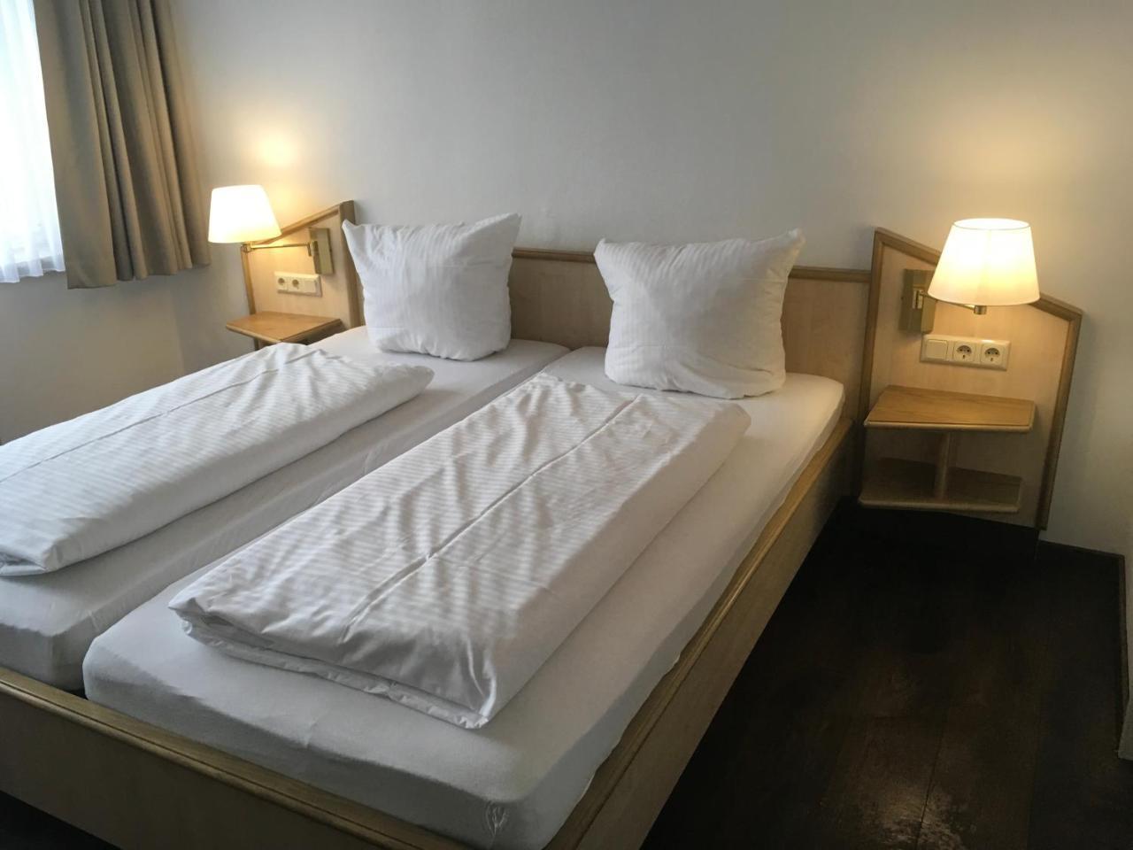 Hotel-Pension Zum Paradies Вилинген Екстериор снимка
