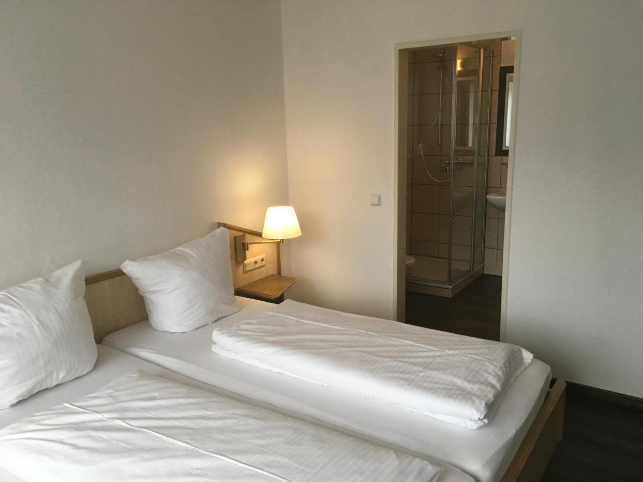 Hotel-Pension Zum Paradies Вилинген Екстериор снимка
